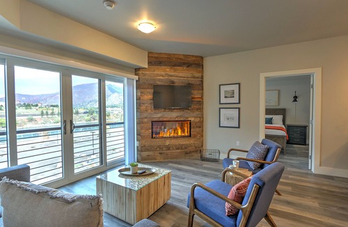 Glenwood Springs Apartment | Caverns Village Condo #307, Steps from Iron Mt. Hot Spgs, Near Gondola & Downtwn