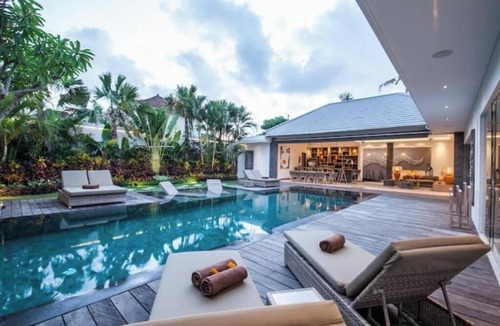 Sunset Road House | Chill out in 4 BR Private Villa Modern Luxurious SEMINYAK