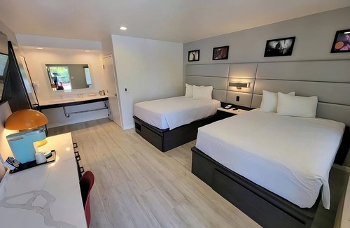 Newhall Hotel | Close to De Saisset Museum! 3 Modern Units, FREE Parking Onsite!