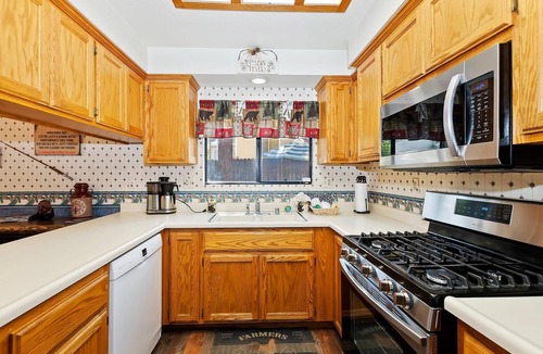 Fox Farm Cabin | Close to the Lake! Fenced Yard! HOT TUB! Boat Parking! Propane BBQ!