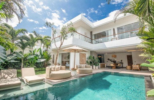 Berawa Villa | Coastal Elegance 4BR Villa, 400m to Finns