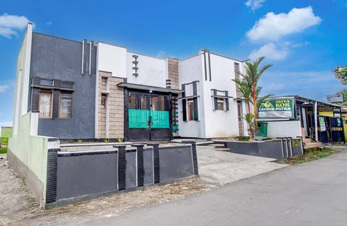 Purwokerto House | Cozy Double Escape W/Free WiFi and Parking