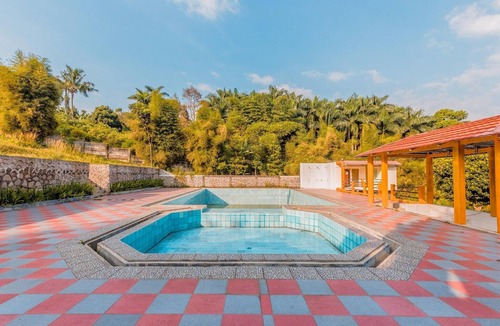 Megamendung House | Cozy Twin Escape with Free WiFi and Parking