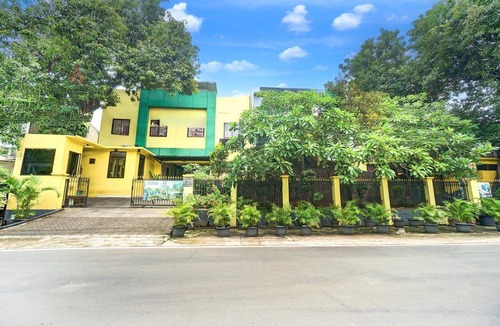 East Jakarta House | Cozy Twin Escape with Free WiFi and Parking