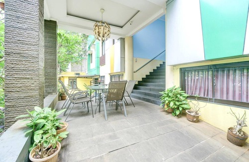 East Jakarta House | Cozy Twin Escape with Free WiFi and Parking