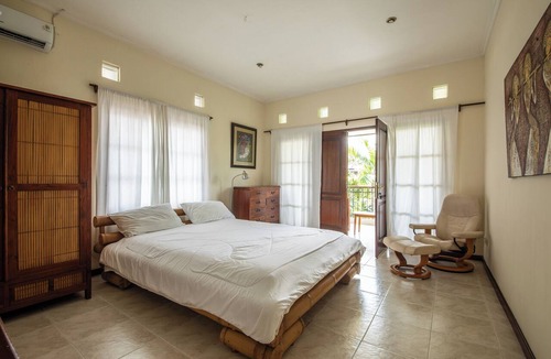 Kerobokan House | Dalle's private 3-bedroom house with tropical garden and pool