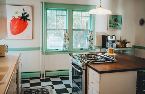Sun Prairie House | Eclectic and vibrant 4 bedroom in heart of Sun Prarie+Roku Smart TV's+EV Charger