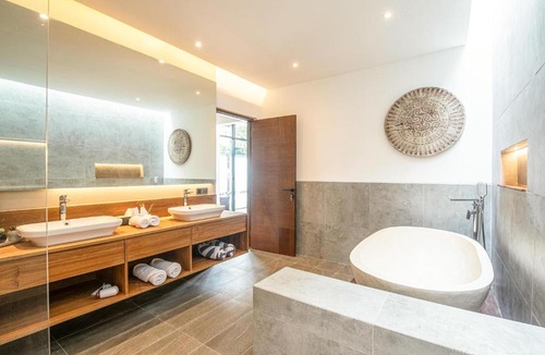 Batubelig Villa | Exotic 6BR Canggu Villa, Jacuzzi, AC, near Beach