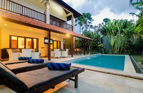 Petitenget Villa | Experience Mawar Estate, a 7-bedroom private villa estate in Seminyak. Accommodates up to 14 guest, includes daily breakfast, a full-time private chef, airport transfers, complimentary massages, housekeeping, and a dedicated driver.