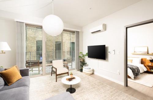 Fifth Ward Apartment | Flexhome Walkers Point 1BR Apt Q2