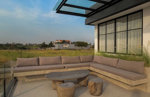 Umalas House | Gorgeous 5-bedroom villa in enchanting Bali with WiFi, AC, Huge Pool and garden