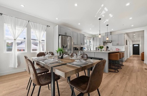 Hayward House | Hayward 5BR Cozy Spacious House, AC/Free Parking