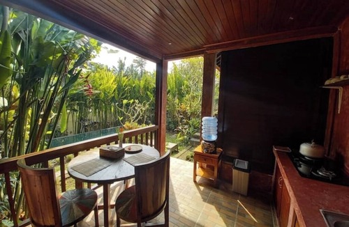 Sayan Villa | Hidden Point Villa 5 minutes to rice field walk. Wooden House with Large Pool