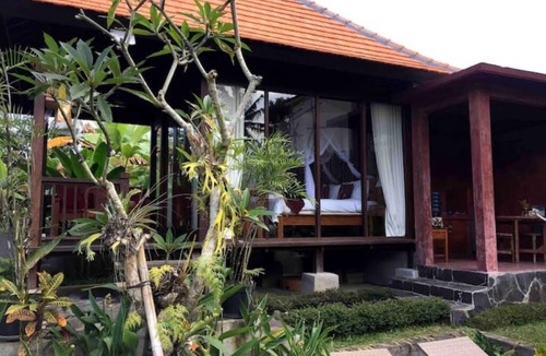 Sayan Villa | Hidden Point Villa 5 minutes to rice field walk. Wooden House with Large Pool