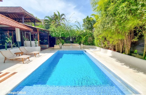 Laksmana Villa | Highly Appreciated Antique style villa near the Beach and Restaurants
