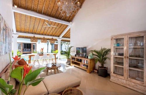 Laksmana Villa | How to Rent Your Own Private Luxury Holiday Villa in Seminyak for Less than Basic Hotel
