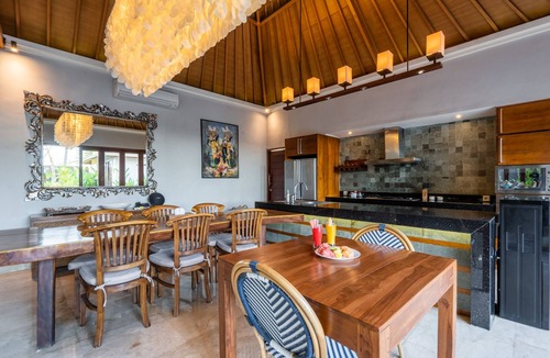 Batubelig House | Huge Bungalow Pool View room, 2 minutes walk to the Beach