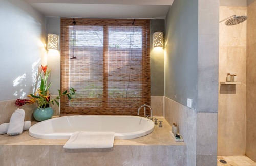 Batubelig House | Huge Bungalow Pool View room, 2 minutes walk to the Beach