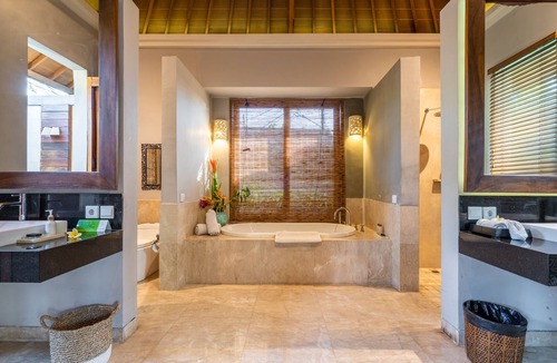 Batubelig House | Huge Bungalow Pool View room, 2 minutes walk to the Beach