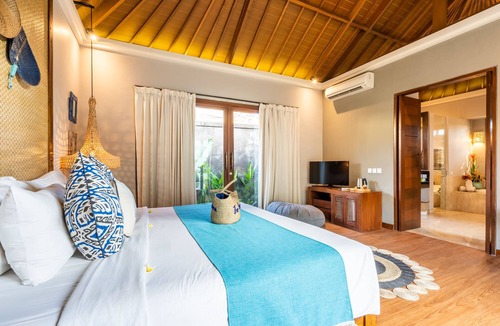 Batubelig House | Huge Bungalow Pool View room, 2 minutes walk to the Beach