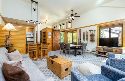 Mountain House Condo | Huge Slopeside Penthouse/3 Minute Walk to Lifts/Hot Tub Access