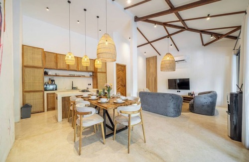 Penestanan Villa | Huge Tropical 3BR in Serene Ubud w Pool & Lounge