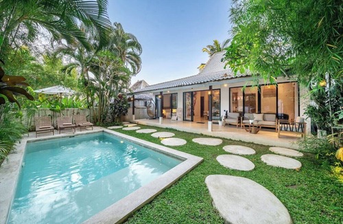 Penestanan Villa | Huge Tropical 3BR in Serene Ubud w Pool & Lounge