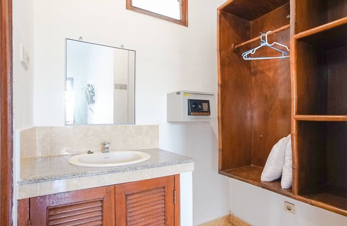 Sunset Road House | Indopurejoy House - Komala Indah Cottages - Hostel