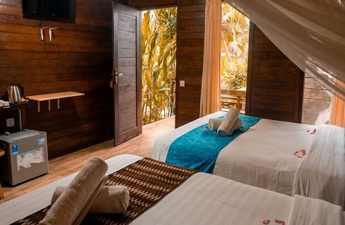 Mushroom Bay Hotel | Kama Nusa