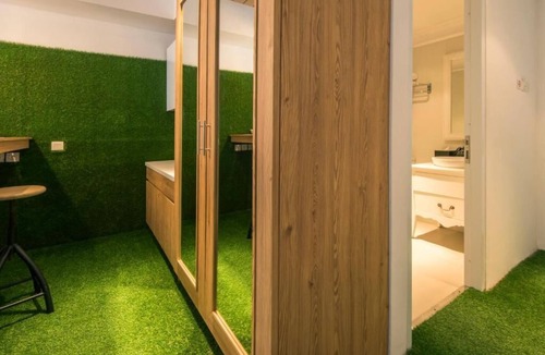 Downtown Kuta Hotel | King Bed Thematic Room in Kuta Beach Area