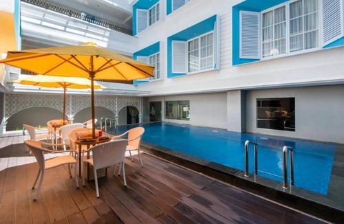 Downtown Kuta Hotel | King Bed Thematic Room in Kuta Beach Area