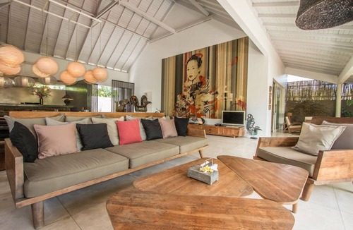 Umalas Villa | La Banane, 5 Bedroom Villa+Cook, Peaceful Tranquility, 5 mins from Seminyak.