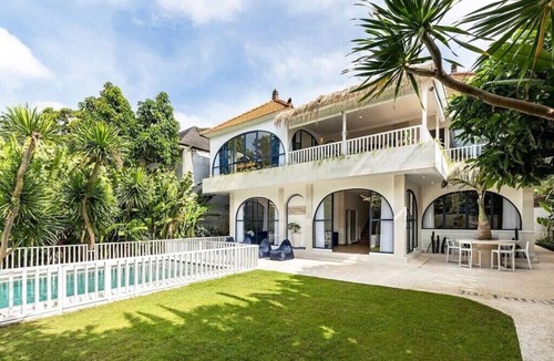 Padonan Villa | La Familia luxury villa - swimming pool in spacious private garden