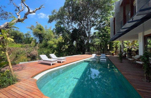 Beraban Hostel | Leafy Riverbank