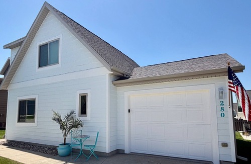Spirit Lake House | Lounge at the Lake with 6 daily waterpark passes! Bridges Bay resort.