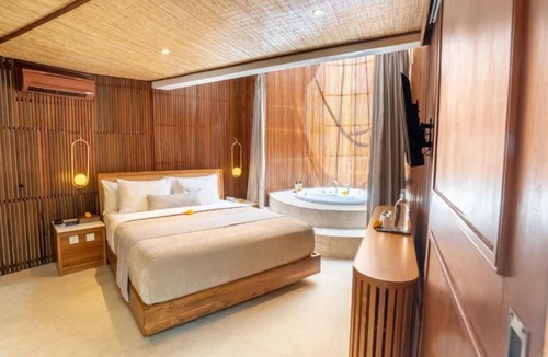 Seminyak Villa | Luxurious Bedroom W/ Jacuzzi Inc BF In Seminyak