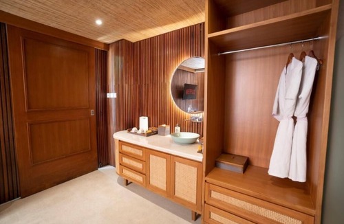 Seminyak Villa | Luxurious Bedroom W/ Jacuzzi Inc BF In Seminyak