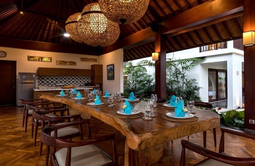 Berawa Villa | Luxury 7BR villa - Minutes away from the beach AND famous FINNS beach club!