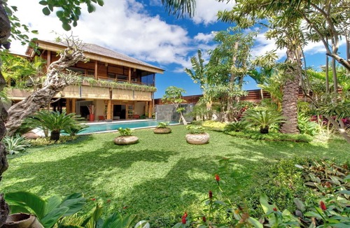Laksmana Villa | Luxury 9BR Villa By The Beach, Seminyak! - W/Large Swimming Pool & Pool Table!