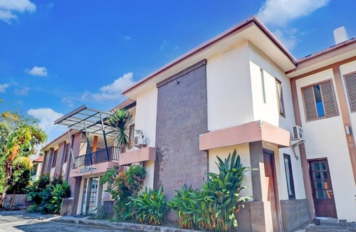Teuku Umar House | Luxury Deluxe DBL Escape W/Free WiFi and Parking