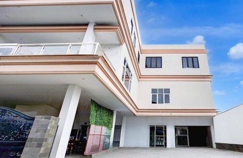 Balikpapan House | Luxury Deluxe DBL Retreat W/Free WiFi and Parking