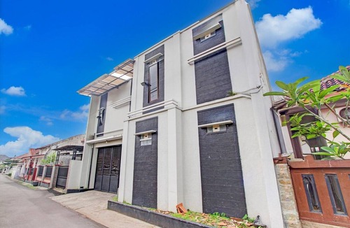 Purwokerto House | Luxury Deluxe DBL Retreat W/Free WiFi and Parking