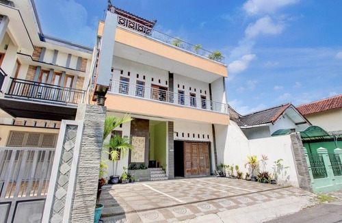 Gedongkiwo House | Luxury Deluxe DBL Retreat W/Free WiFi and Parking