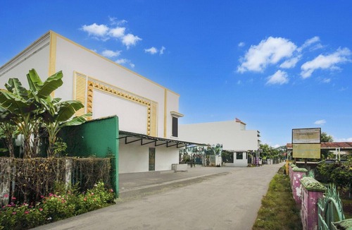 Palembang House | Luxury Deluxe DBL Retreat W/Free WiFi and Parking