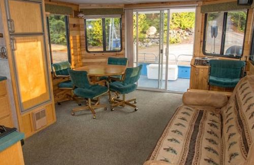 Babbitt Boat Rental | Luxury FlyBridge Houseboat - Captain Choice - Premium Wilderness Cruising - High Internet Speed - HB14