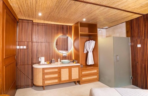 Kerobokan Villa | Luxury Suite Room w/Jacuzzi in Seminyak