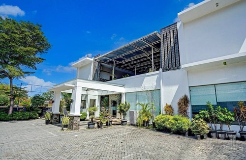 Padang House | Luxury Twin Stay with Free WiFi and Parking