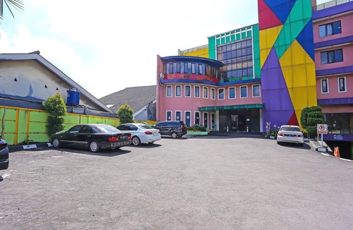 Jakarta House | Luxury Twin Stay with Free WiFi and Parking