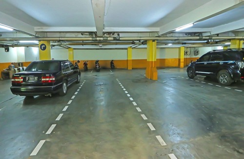 Jakarta House | Luxury Twin Stay with Free WiFi and Parking