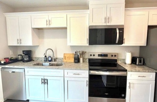 Gracewood House | Masters Suite – Modern Townhome 7 Miles to Augusta National